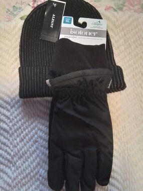 isotoner Black Ribbed Knit Hat with Black Winter Gloves
